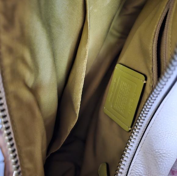 There are many brands of purses and clothing all are negotiable - Picture 7 of 16